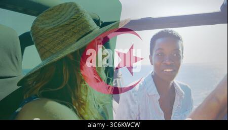 Due amici guidano cabriolet lungo la strada costiera, indossando un cappello di paglia con copertura bandiera algerina. Avventura, viaggi, tempo libero, vacanza, all'aperto, cen Foto Stock