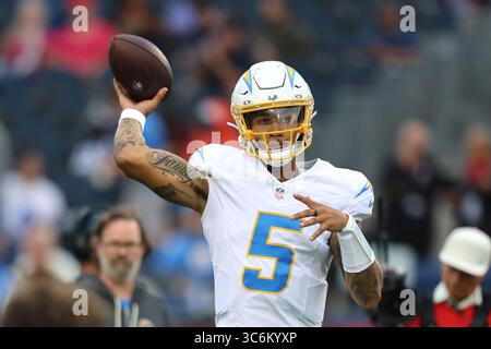 Canton, Stati Uniti. 31 luglio 2025. I Los Angeles Chargers Trey Lance si scaldano prima della gara di pre-stagione dei Chargers contro i Detroit Lions a Canton, Ohio, giovedì 31 luglio 2025. Foto di Aaron Josefczyk/UPI credito: UPI/Alamy Live News Foto Stock