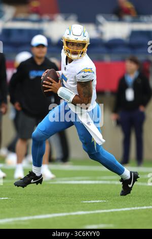 Canton, Stati Uniti. 31 luglio 2025. I Los Angeles Chargers Trey Lance si scaldano prima della gara di pre-stagione dei Chargers contro i Detroit Lions a Canton, Ohio, giovedì 31 luglio 2025. Foto di Aaron Josefczyk/UPI credito: UPI/Alamy Live News Foto Stock