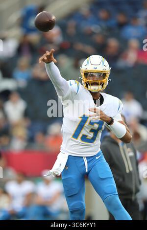 Canton, Stati Uniti. 31 luglio 2025. Il DJ Uiagalelei dei Los Angeles Chargers (13) si scalda prima della gara di pre-stagione dei Chargers contro i Detroit Lions a Canton, Ohio, giovedì 31 luglio 2025. Foto di Aaron Josefczyk/UPI credito: UPI/Alamy Live News Foto Stock
