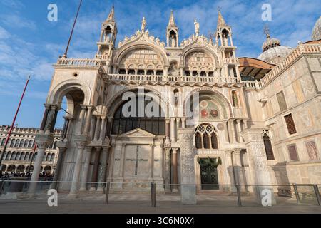 Vista laterale della chiesa di San Marco in stile bizantino (Basilica di San Marco) a Venezia, Italia Foto Stock
