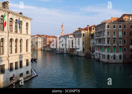 Vista mattutina del Canal grande dal Ponte di Rialto a Venezia, Italia Foto Stock