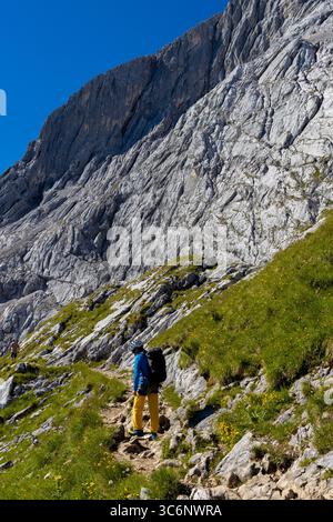 Alpinista sul sentiero di montagna delle Alpi. Uomini che indossano casco e imbracatura che arrampicano in ferrata sulla cima del monte Zugspitze in Germania in estate Foto Stock
