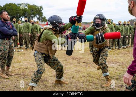 11 gennaio 2021 - USA - reclute con Papa Company, 4th Recruit Training Battalion, ingaggiare pugil stick al Marine Corps Recruit Depot Parris Island, S.C., 11 gennaio 2021. I bastoncini da pugilato e i paracadutisti aiutano le reclute ad applicare i principi fondamentali del programma di arti marziali del corpo dei Marines. (Immagine di credito: © U.S. Marines/ZUMA Wire/ZUMAPRESS.com) Foto Stock