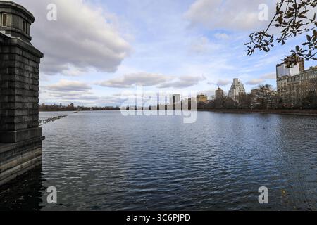 Vista panoramica del lago artificiale Jacqueline Kennedy Onassis a Central Park New York Foto Stock