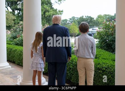 Il presidente Donald Trump sta con due dei suoi nipoti vicino al White House Rose Garden mentre Marine One atterra sul South Lawn. Washington, D.C. 29 luglio 2025. Per gentile concessione della Casa Bianca. Foto Stock