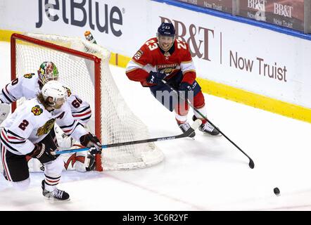 17 gennaio 2021, Sunrise, FL, USA: Il centro dei Florida Panthers Carter Verhaeghe (23) porta il puck contro il difensore dei Chicago Blackhawks Duncan Keith (2) mentre il portiere Collin Delia (60) difende il gol durante il secondo periodo domenica 17 gennaio 2021 al BB&T Center di Sunrise, Florida. (Immagine di credito: © TNS via cavo ZUMA) Foto Stock