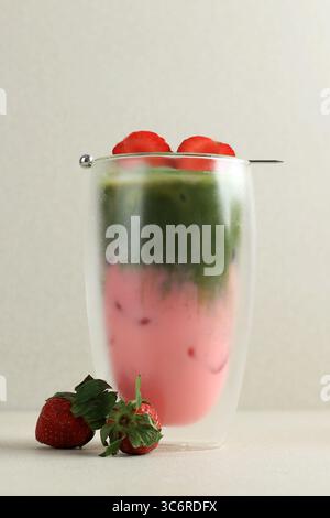 Latte Matcha alla fragola su vetro a doppia parete, varie bevande Matcha Foto Stock