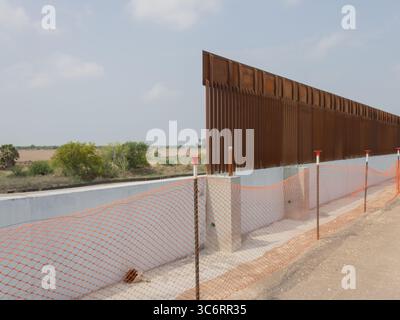 Il muro di confine tra Stati Uniti e Messico a donna, Texas, con una chiara vista sul Rio grande fino a Rio Bravo, Messico, che illustra il confine internazionale. Foto Stock