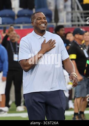 Canton, Stati Uniti. 31 luglio 2025. 2025 Pro Football Hall of Fame Inductee Antonio Gates sorride mentre viene presentato alla Pro Football Hall of Fame Game di Canton, Ohio, giovedì 31 luglio 2025. Foto di Aaron Josefczyk/UPI credito: UPI/Alamy Live News Foto Stock