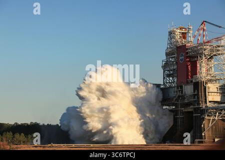16 gennaio 2021 - Bay St. Louis, Missouri, Stati Uniti - lo stadio principale per il primo volo del razzo Space Launch System della NASA si trova nel banco test B-2 durante un test di fuoco caldo della durata prevista di otto minuti, sabato 16 gennaio 2021, presso lo Stennis Space Center della NASA vicino a Bay St. Louis, Mississippi. I quattro motori RS-25 spararono per poco più di un minuto e generarono 1,6 milioni di libbre di spinta. Il fuoco caldo è il test finale della serie di test Green Run, una valutazione completa del core stage dello Space Launch System prima di lanciare la missione Artemis i sulla Luna. (Immagine credito Foto Stock