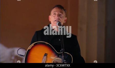 20 gennaio 2021, Washington, District of Columbia, USA: Bruce Springsteen si esibisce durante â€œCelebrating America,â€ un programma in prima serata per dare il benvenuto a una nuova era della leadership in occasione dell'inaugurazione di Joe Biden come Presidente degli Stati Uniti e Kamala Harris come Vice Presidente degli Stati Uniti il 20 gennaio 2021 (immagine di credito: © Biden Inaugurural Committee via CN/CNP via ZUMA Wire) Foto Stock