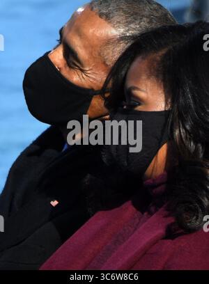 20 gennaio 2021, Washington, Distretto di Columbia, USA: L'ex presidente degli Stati Uniti BARACK OBAMA e MICHELLE OBAMA alla cerimonia di inaugurazione del presidente eletto Biden che presta il giuramento come 46° presidente degli Stati Uniti al Campidoglio. (Immagine di credito: © Carol Guzy/ZUMA Wire) Foto Stock