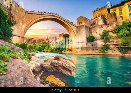 Ponte storico di Mostar conosciuto anche come Stari Most o Ponte Vecchio a Mostar, Bosnia ed Erzegovina Foto Stock
