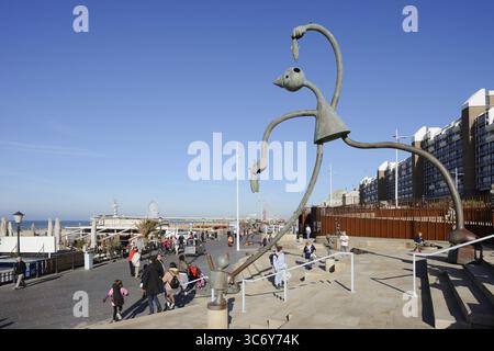 Scultura Herring Esser dell'artista Tom Otterness sul lungomare, Scheveningen, l'Aia, costa olandese del Mare del Nord, Olanda meridionale, Paesi Bassi Foto Stock
