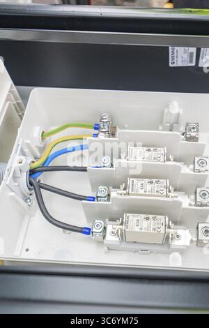 Primo piano di una scatola di commutazione elettrica con fusibili e cavi integrati, installazione di una stazione di ricarica per auto elettriche, Calw, Germania Foto Stock