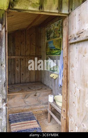Interno in un vecchio idilliaco attico in legno per due persone in campagna, Svezia Foto Stock