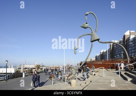 Scultura Herring Esser dell'artista Tom Otterness sul lungomare, Scheveningen, l'Aia, costa olandese del Mare del Nord, Olanda meridionale, Paesi Bassi Foto Stock
