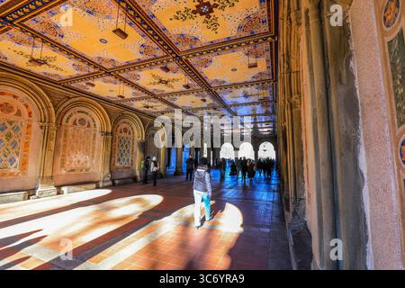 Turisti che camminano attraverso Bethesda Terrace a Central Park, New York Foto Stock