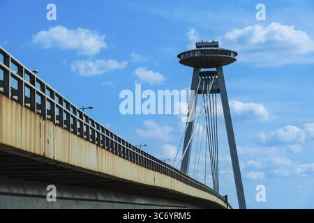 Torre UFO sul Ponte della resistenza slovacca a Bratislava, Slovacchia Foto Stock