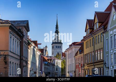 Città vecchia nella città di Tallinn in Estonia. Skyline della torre della chiesa di San Nicola e delle case storiche. Foto Stock