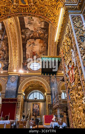 Vista laterale dell'altare maggiore all'interno della concattedrale di San Giovanni a la Valletta, Malta Foto Stock