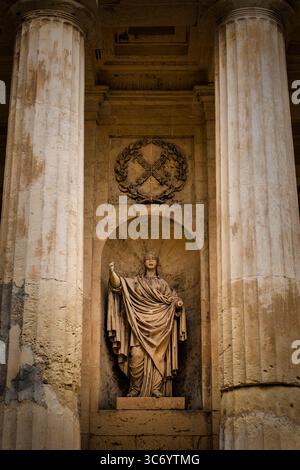 Statua della giustizia di Vincenzo Dimech nella nicchia del Monumento a Sir Alexander Ball nei giardini Lower Barrakka a la Valletta, Malta. Foto Stock