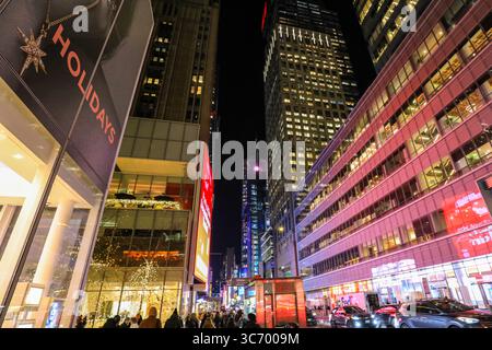 Persone che camminano per le strade della città di New York con vedute della città Foto Stock