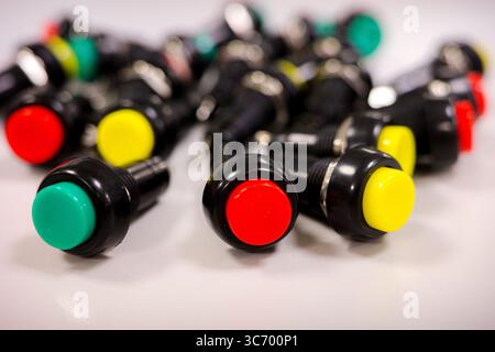Pulsanti colorati per l'elettronica e i pannelli di controllo Foto Stock