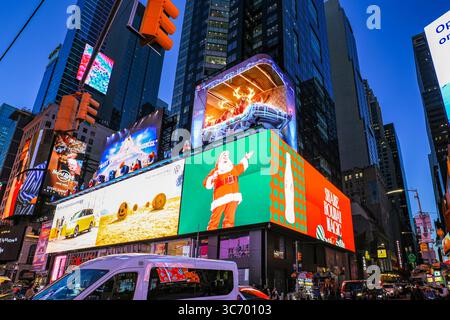 Persone che camminano per le strade della città di New York con vedute della città Foto Stock