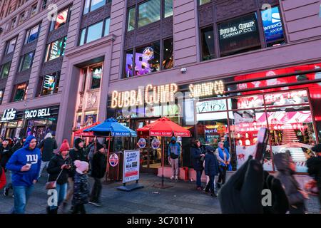 Persone che camminano per le strade della città di New York con vedute della città Foto Stock