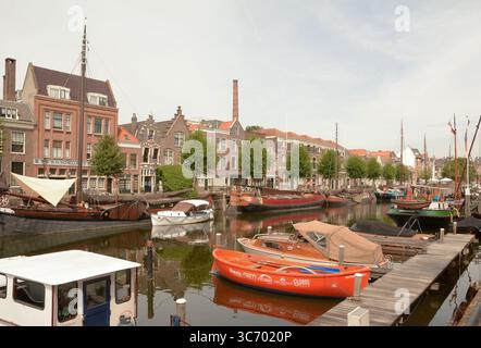 Delfshaven con barche a Rotterdam, Paesi Bassi Foto Stock