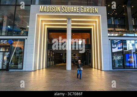Persone che camminano per le strade della città di New York con vedute della città Foto Stock