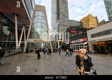 Persone che camminano per le strade della città di New York con vedute della città Foto Stock