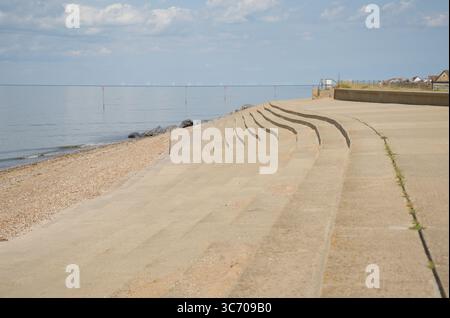 Passeggiata sul mare in cemento d'estate Foto Stock
