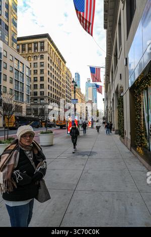 Persone che camminano per le strade della città di New York con vedute della città Foto Stock