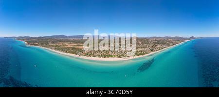 Die Costa Rei auf Sardinien Weißer Sandstrand und türkis-blaues Meer erstrecken sich an der Costa Rei, einem Küstenabchnitt der italienischen Mittelmeer-Insel Sardinien, über mehrere chilometro und machen die Gegend zu einem der beliebtesten Urlaubsziele Europas. Luftbild mit einer Drohne Costa Rei Monte Nai Sardinien Italien / Sardinien **** Costa Rei in Sardegna Spiaggia di sabbia bianca e mare turchese si estendono per diversi chilometri sulla Costa Rei, un tratto costiero dell'isola mediterranea italiana della Sardegna, rendendo l'area una delle mete turistiche più popolari d'Europa Foto Stock