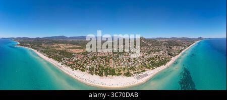 Die Costa Rei auf Sardinien Weißer Sandstrand und türkis-blaues Meer erstrecken sich an der Costa Rei, einem Küstenabchnitt der italienischen Mittelmeer-Insel Sardinien, über mehrere chilometro und machen die Gegend zu einem der beliebtesten Urlaubsziele Europas. Luftbild mit einer Drohne Costa Rei Monte Nai Sardinien Italien / Sardinien **** Costa Rei in Sardegna Spiaggia di sabbia bianca e mare turchese si estendono per diversi chilometri sulla Costa Rei, un tratto costiero dell'isola mediterranea italiana della Sardegna, rendendo l'area una delle mete turistiche più popolari d'Europa Foto Stock