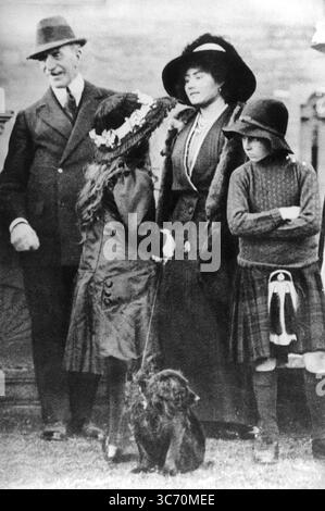 La Regina madre, Elizabeth Bowes-Lyon da bambina con i suoi genitori e fratello, David in kilt. Scozia c.1910 Foto Stock