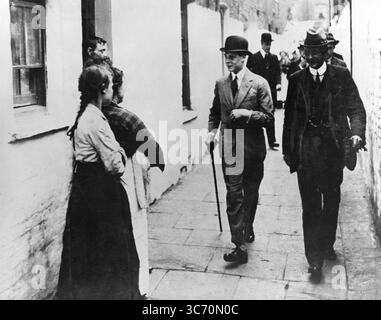 Il Duca di Windsor (allora Principe di Galles) passando davanti agli edifici di St. Albans vicino a Lambeth Walk a Londra, durante la sua visita a Lambeth nel maggio 1919. ©TopFoto Foto Stock