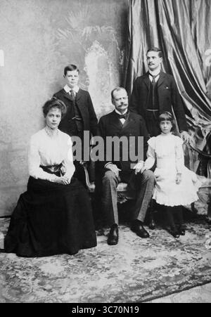 William Waldorf Astor e i suoi figli nel 1899 - William Waldorf Astor, i visconte Astor (31 marzo 1848 - 18 ottobre 1919) fu un finanziere e statista e un membro di spicco della famiglia Astor. © TopFoto Foto Stock