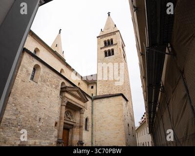 La basilica di San Giorgio (Bazilika svatého Jiří) torri dell'edificio di Praga. L'antica chiesa è costruita in stile romanico con pietre luminose. Foto Stock