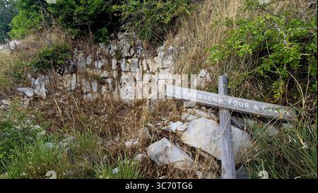 Forno di calce abbandonato in un villaggio di montagna ricostruito, Beaudinard, Alpes de Haute-Provence, Francia Foto Stock