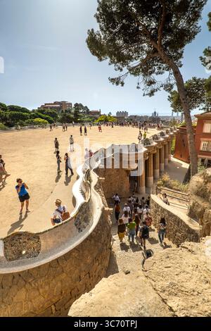 I turisti affollano le sculture di Park Guell e il museo Barcellona Spagna Foto Stock