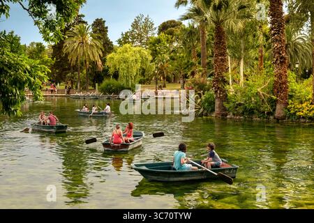 Persone remi in barca a remi in uno stagno nel Parco della Ciutadella Barcellona Spagna Foto Stock