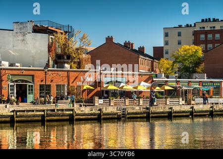 Baltimora, Maryland, sul lungomare di Fells Point e sul porto interno Foto Stock