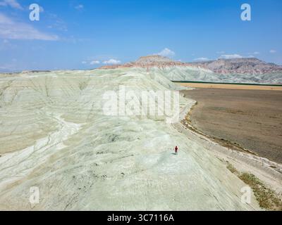 Fotografo che cattura lo splendido paesaggio delle colline colorate di Davutoglu Foto Stock