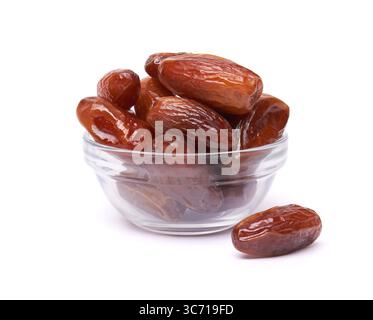 Frutta secca di datteri in un recipiente di vetro isolato su fondo bianco Foto Stock