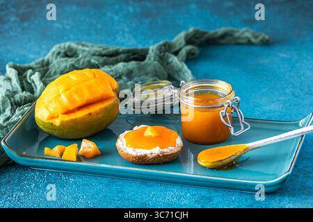 Chuntney di mango fatto in casa e ingredienti su sfondo blu Foto Stock