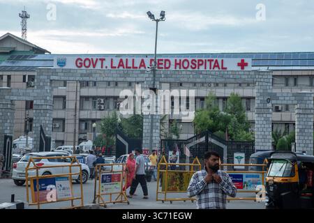 Srinagar, India. 1 agosto 2025. I kashmiri camminano lungo una strada durante le calde giornate estive nella capitale estiva. Credito: SOPA Images Limited/Alamy Live News Foto Stock